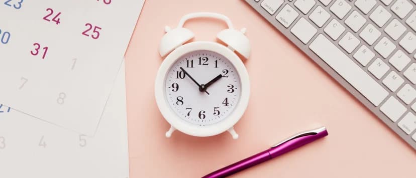 Ceas, calendar și tastatură ilustrând organizarea timpului de lucru